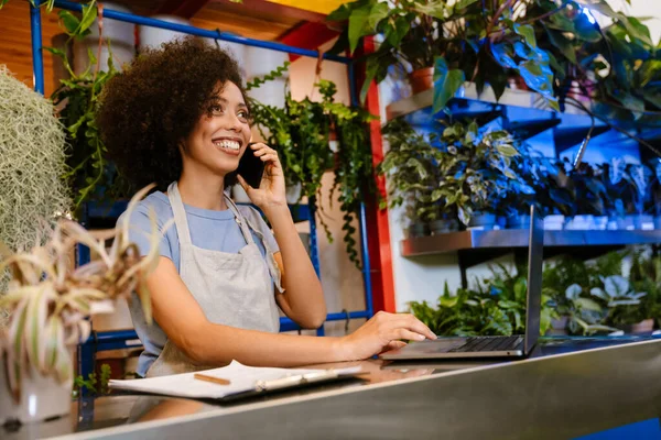 Африканська Американка Щаслива Дівчина Флорист Розмовляє Мобільному Телефону Клієнтом Квіткарні — стокове фото
