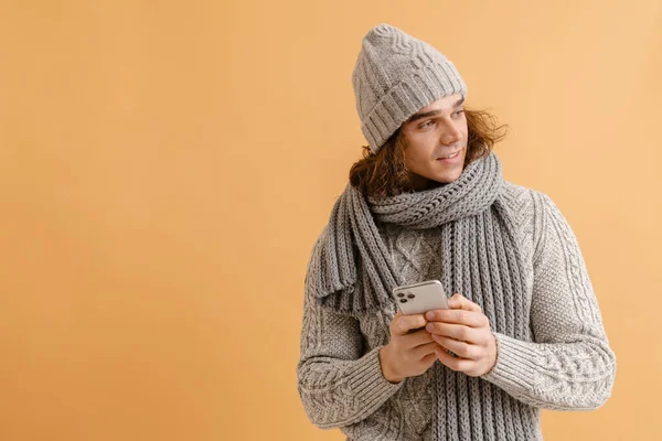 Jonge Knappe Man Met Lang Haar Winterhoed Sjaal Met Telefoon — Stockfoto