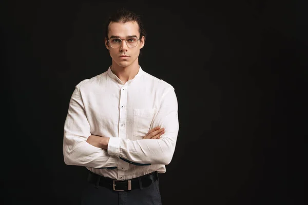 Ung Stilig Man Skjorta Och Glasögon Med Vikta Armar Tittar — Stockfoto