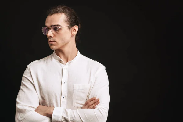 Mladý Pohledný Muž Košili Brýle Složené Paže Dívá Vlevo Přes — Stock fotografie