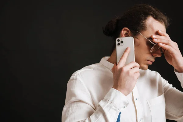 Młody Przystojny Mężczyzna Długimi Włosami Koszuli Okularach Rozmawiający Przez Telefon — Zdjęcie stockowe