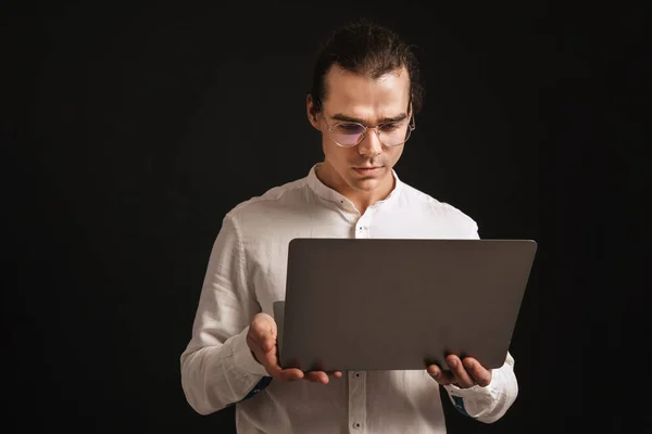 Adulto Homem Cabelos Longos Óculos Camisa Segurando Laptop Olhando Tela — Fotografia de Stock