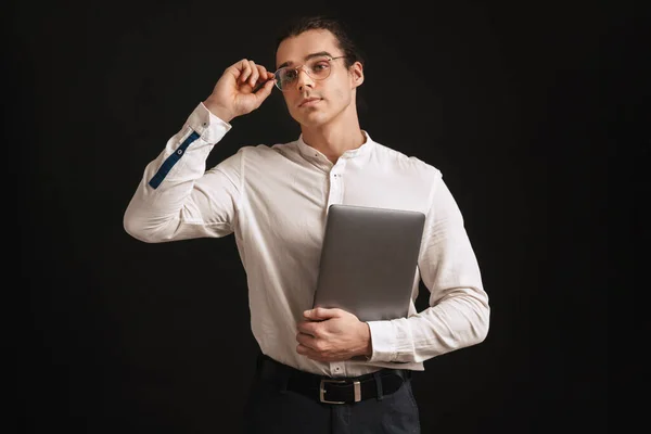 Ενηλίκων Κουρασμένος Μακρυμάλλης Άνδρας Πουκάμισο Προσαρμόζει Γυαλιά Του Φορητό Υπολογιστή — Φωτογραφία Αρχείου