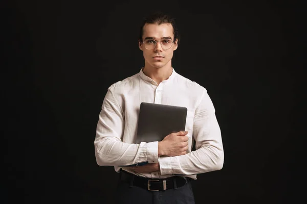 Jonge Knappe Man Shirt Bril Met Laptop Met Gevouwen Armen — Stockfoto