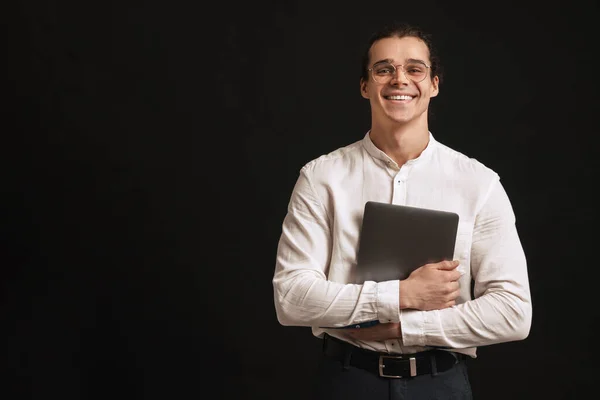 Młody Przystojny Uśmiechnięty Mężczyzna Koszuli Okularach Trzymający Laptopa Złożonymi Ramionami — Zdjęcie stockowe
