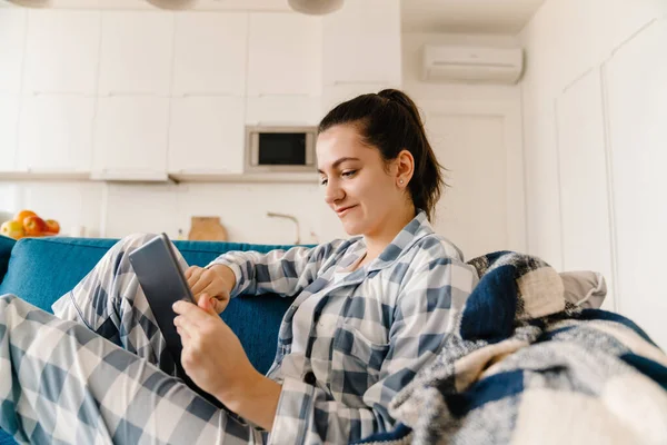Young Woman Using Tablet Computer While Resting Couch Home — Stock Photo, Image