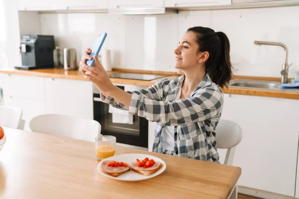 Mujer Joven Tomando Foto Selfie Teléfono Móvil Mientras Desayuna Casa —  Fotos de Stock