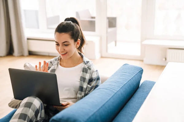 Jonge Vrouw Gebaren Het Gebruik Van Laptop Terwijl Rusten Bank — Stockfoto