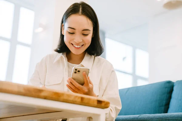 Junge Süße Lächelnde Asiatische Frau Mit Telefon Und Blick Auf — Stockfoto