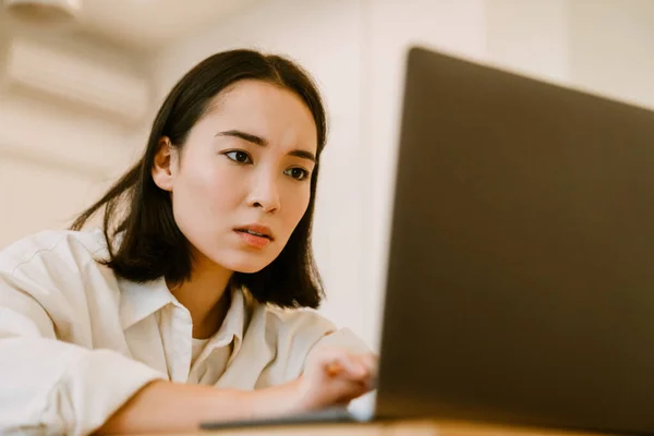 Młody Słodkie Czas Skoncentrowany Azji Kobieta Laptop Patrząc Ekran — Zdjęcie stockowe