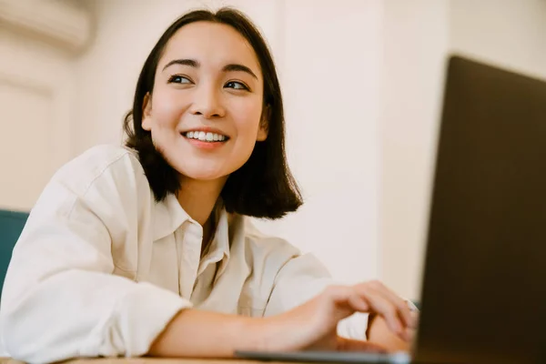 Jong Schattig Glimlachen Aziatische Vrouw Met Laptop Zoek Naar Links — Stockfoto