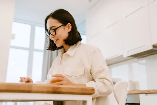 Jovem Bonito Sorrindo Mulher Asiática Óculos Trabalhando Por Mesa Cozinha — Fotografia de Stock