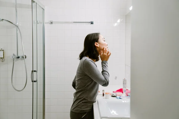 Молодая Спокойная Азиатская Девушка Одевающаяся Перед Зеркалом Ванной Комнате Дома — стоковое фото