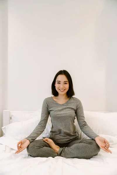 Jung Glücklich Lächelnd Asiatisch Mädchen Home Suit Sitting Lotus Pose — Stockfoto