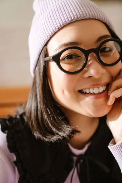 Jonge Aziatische Vrouw Bril Glimlachen Kijken Naar Camera Binnen — Stockfoto