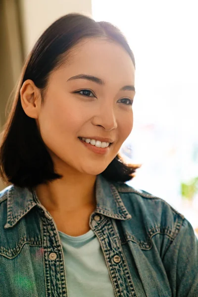 Ung Asiatisk Kvinna Bär Denim Skjorta Ler Och Tittar Sidan — Stockfoto