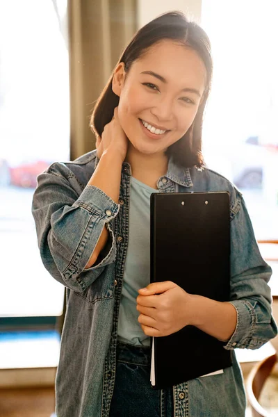 Jovem Asiático Garçonete Mulher Sorrindo Enquanto Trabalhava Café — Fotografia de Stock