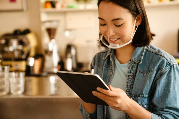 Joven Camarera Asiática Mujer Sonriendo Mientras Trabaja Con Tableta Ordenador —  Fotos de Stock