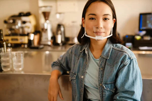 Ung Asiatisk Servitris Kvinna Ansiktsmask Ler Medan Arbetar Café — Stockfoto