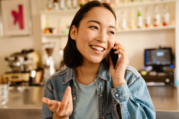 Junge Asiatin Jeanshemd Lächelt Und Telefoniert Café — Stockfoto