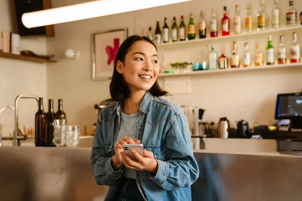 Jonge Aziatische Vrouw Dragen Denim Shirt Glimlachen Met Behulp Van — Stockfoto