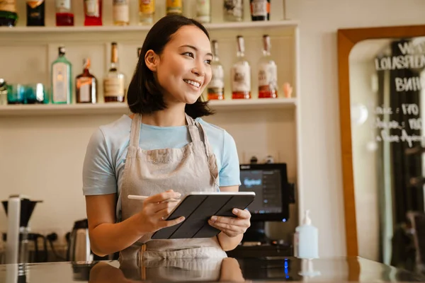 Genç Asyalı Garson Kadın Kafede Tablet Bilgisayarla Çalışıyor — Stok fotoğraf