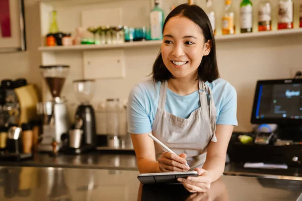 Jonge Aziatische Serveerster Vrouw Werken Met Tablet Computer Cafe — Stockfoto