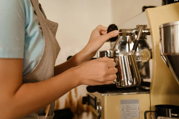 Mladý Asijský Barista Žena Sobě Zástěra Dělat Kávu Kavárně — Stock fotografie