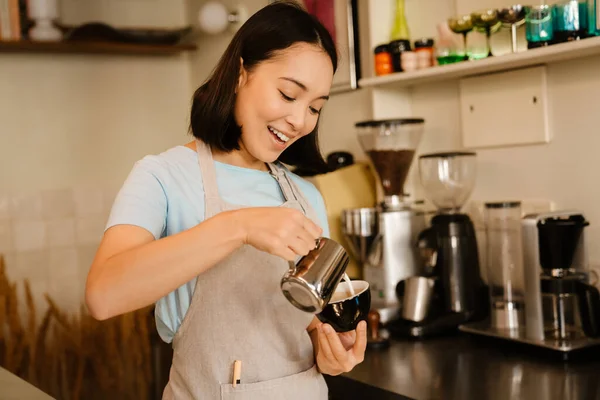 Молода Азіатська Бариста Жінка Носить Фартух Посміхаючись Роблячи Каву Кафе — стокове фото