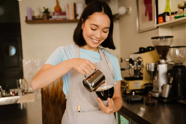 Молода Азіатська Бариста Жінка Носить Фартух Посміхаючись Роблячи Каву Кафе — стокове фото