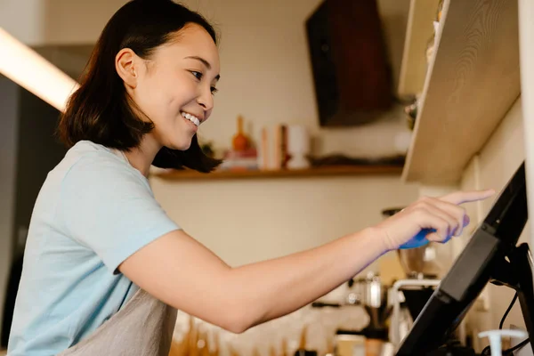 Aziatische Barista Vrouw Dragen Schort Glimlachen Tijdens Het Werken Met — Stockfoto
