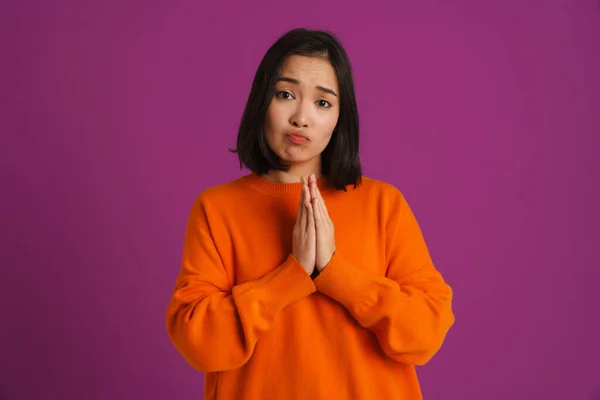 Jonge Aziatische Vrouw Grimacing Terwijl Het Houden Van Palmen Samen — Stockfoto