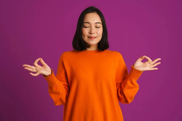 Jovem Mulher Asiática Sorrindo Fazendo Gesto Zen Enquanto Meditava Isolado — Fotografia de Stock