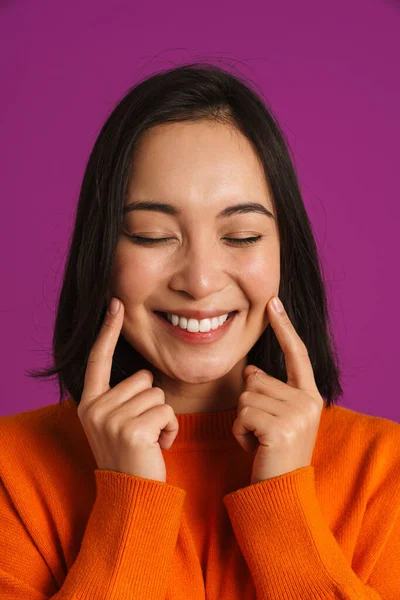 Asiática Jovem Mulher Rindo Enquanto Apontando Dedos Para Seu Sorriso — Fotografia de Stock