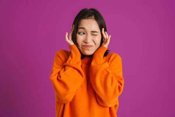 Junge Asiatische Frau Runzelt Die Stirn Und Bedeckt Ihre Ohren — Stockfoto