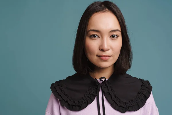 Joven Mujer Asiática Con Cuello Posando Mirando Cámara Aislada Sobre — Foto de Stock