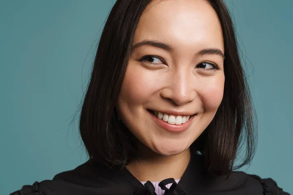 Jonge Aziatische Vrouw Dragen Kraag Glimlachen Kijken Opzij Geïsoleerd Blauwe — Stockfoto