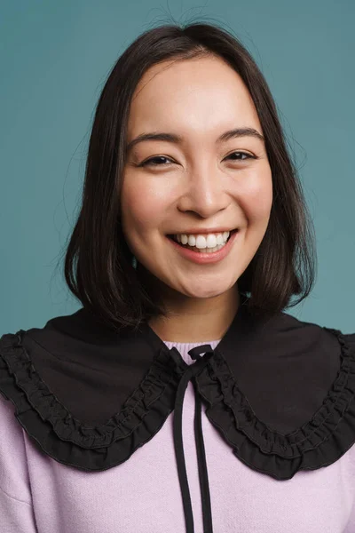 Jonge Aziatische Vrouw Glimlachen Kijken Naar Camera Geïsoleerd Blauwe Achtergrond — Stockfoto