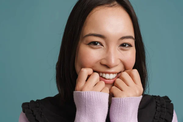 Jonge Aziatische Vrouw Glimlachen Kijken Naar Camera Geïsoleerd Blauwe Achtergrond — Stockfoto
