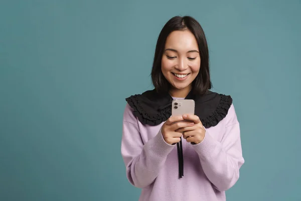 Joven Mujer Asiática Sonriendo Utilizando Teléfono Móvil Aislado Sobre Fondo —  Fotos de Stock