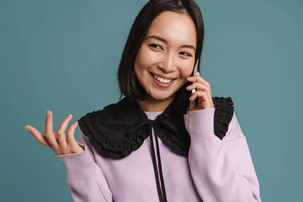 Молодая Азиатская Женщина Улыбается Разговаривает Мобильному Телефону Изолированы Синем Фоне — стоковое фото