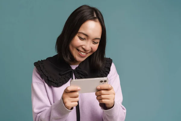 Jong Aziatische Vrouw Spelen Online Spel Mobiele Telefoon Geïsoleerd Blauwe — Stockfoto