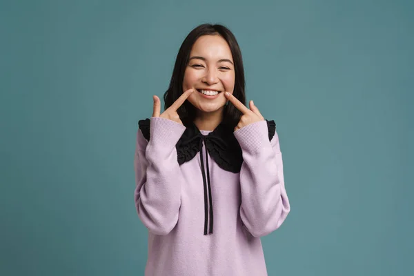 Ung Asiatisk Kvinna Skrattar Medan Pekar Finger Hennes Leende Isolerad — Stockfoto