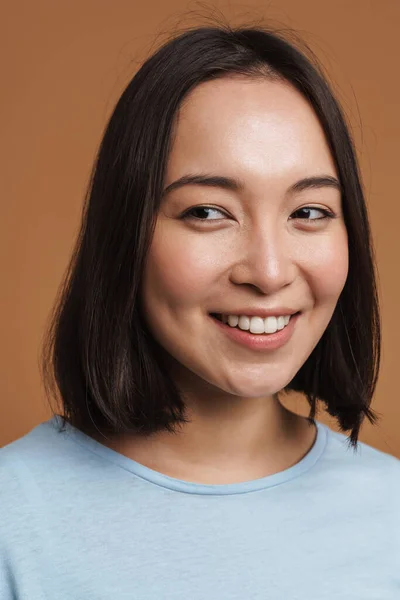 Jonge Aziatische Vrouw Dragen Shirt Lachen Kijken Opzij Geïsoleerd Beige — Stockfoto