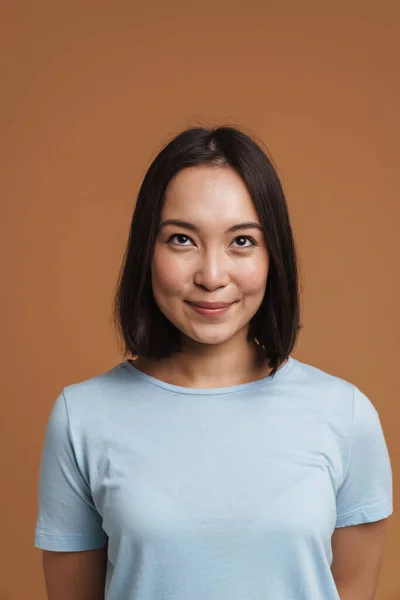 Jonge Aziatische Vrouw Dragen Shirt Glimlachen Kijken Omhoog Geïsoleerd Beige — Stockfoto