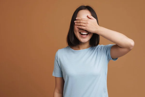 Νεαρή Ασιάτισσα Που Φοράει Μπλουζάκι Γελώντας Και Καλύπτοντας Μάτια Της — Φωτογραφία Αρχείου