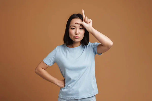 Νεαρή Ασιάτισσα Που Φοράει Μπλουζάκι Δείχνοντας Δάχτυλο Προς Πάνω Απομονωμένη — Φωτογραφία Αρχείου