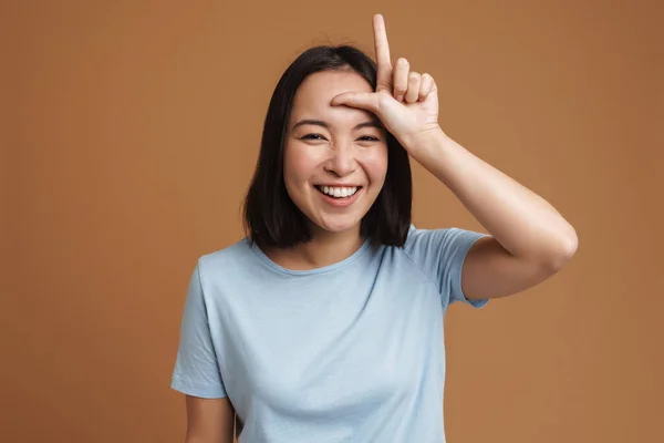 Jonge Aziatische Vrouw Dragen Shirt Lachen Wijzen Vinger Naar Boven — Stockfoto