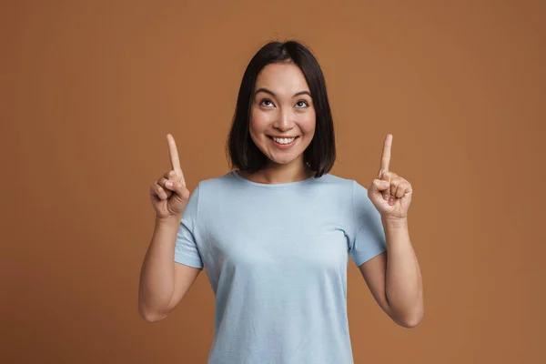 Genç Asyalı Kadın Gülüyor Parmaklarını Yukarı Kaldırıyor Bej Arka Planda — Stok fotoğraf