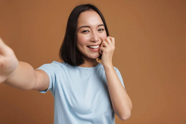 Mladá Asijská Žena Směje Při Fotografování Selfie Izolované Přes Béžové — Stock fotografie